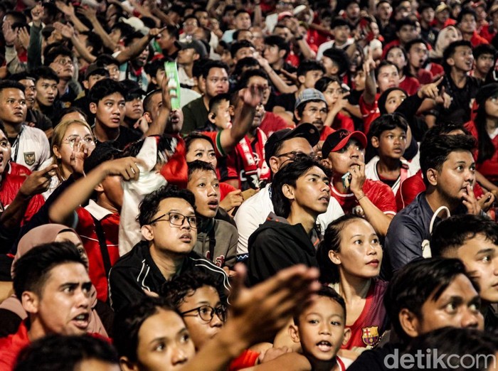 Indonesia ungguli Timnas China 1-0 di babak pertama lewat gol Ole Romeny. Suporter teriak histeris di area nobar GBK, Jakarta, Kamis (5/6/2025).