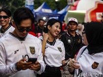 Paras-paras Cantik Semarakkan Indonesia Vs China di GBK