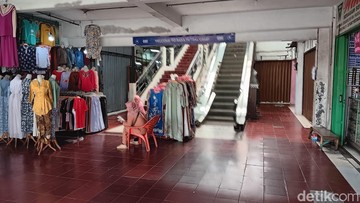 Keheningan Pertokoan Bekasi: Pedagang Melamun