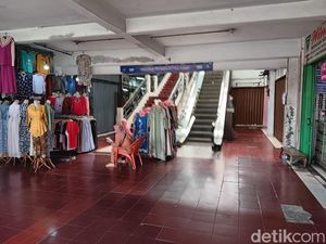 Pertokoan di Bekasi Ini Sepi Bak Kuburan, Pedagang Hanya Melamun-Main HP Pertokoan di Bekasi Ini Sepi Bak Kuburan, Pedagang Hanya Melamun-Main HP