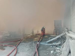 Gudang Tiner di Surabaya Terbakar, Pemilik Terluka Gudang Tiner di Surabaya Terbakar, Pemilik Terluka