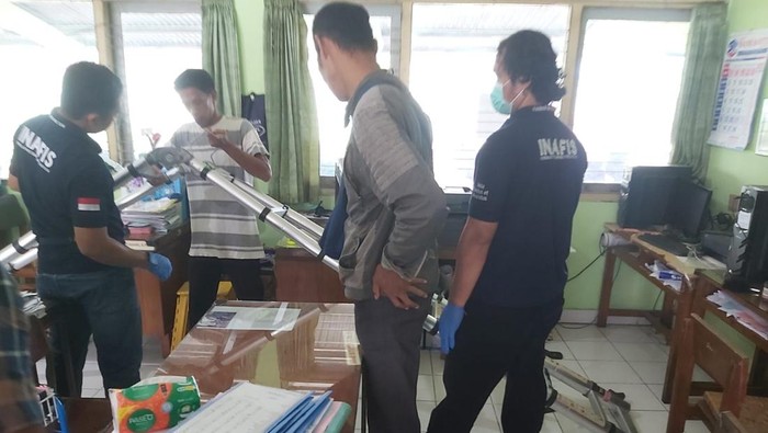 Petugas di saat mengunjungi lokasi pencurian di salah satu SMPN di Pandak, Bantul, Kamis (5/6/2025). Petugas di saat mengunjungi lokasi pencurian di salah satu SMPN di Pandak, Bantul, Kamis (5/6/2025).