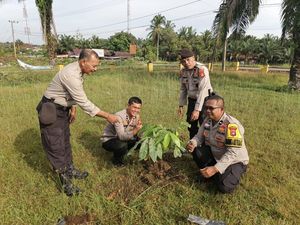 Polisi di Kampar Riau Mulai Gerakan Penanaman Pohon di Mapolsek