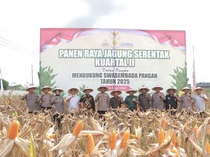 Polres Blitar Serahkan Benih Jagung-Alsintan ke Petani Saat Panen Raya