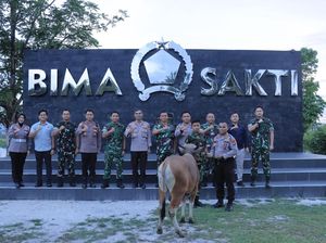 Pererat Silaturahmi, Polres Kampar Serahkan Sapi Kurban ke TNI Pererat Silaturahmi, Polres Kampar Serahkan Sapi Kurban ke TNI