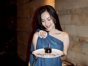 Potret Cantik Shanna Shannon Saat Dapat Kue Ultah hingga Santai di Kafe Potret Cantik Shanna Shannon Saat Dapat Kue Ultah hingga Santai di Kafe