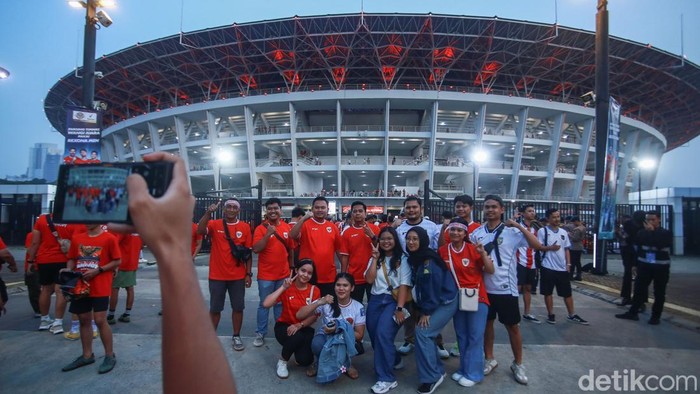 Potret Garuda Cilik Ikut Merahkan GBK Sejumlah suporter Timnas Indonesia mulai memasuki wilayah ring road Stadion GBK, Jakarta, Kamis (5/6/2025). Kawasan ini hanya bisa dimasuki oleh para suporter yang memiliki tiket.
