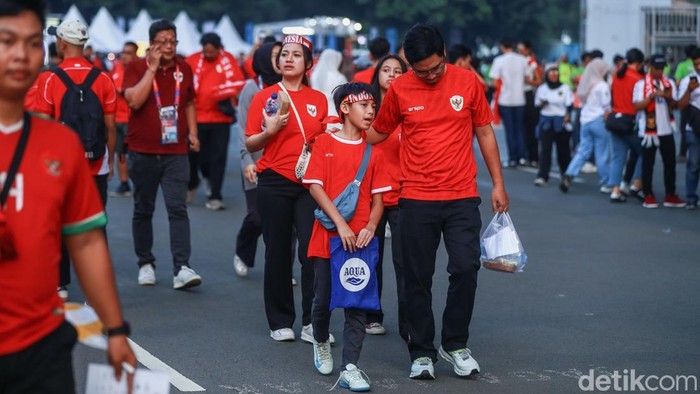 Potret Garuda Cilik Ikut Merahkan GBK Sejumlah suporter Timnas Indonesia mulai memasuki wilayah ring road Stadion GBK, Jakarta, Kamis (5/6/2025). Kawasan ini hanya bisa dimasuki oleh para suporter yang memiliki tiket.