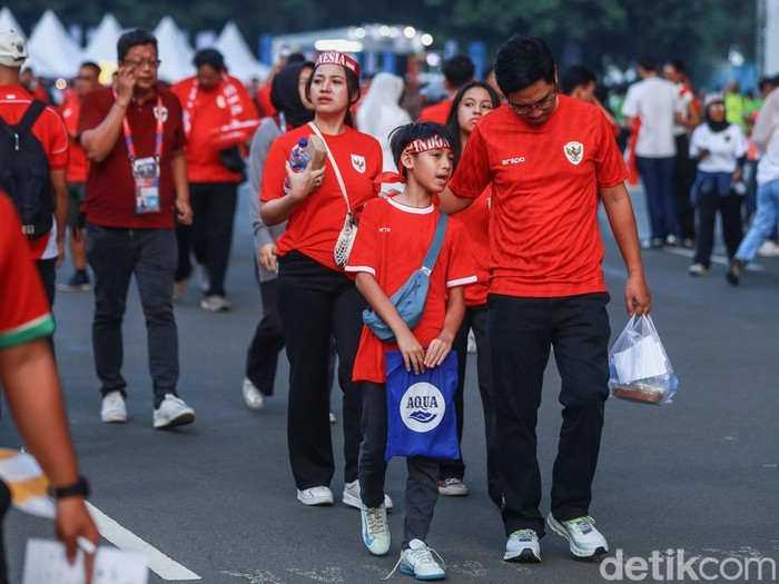 Sejumlah suporter Timnas Indonesia mulai memasuki wilayah ring road Stadion GBK, Jakarta, Kamis (5/6/2025). Kawasan ini hanya bisa dimasuki oleh para suporter yang memiliki tiket.