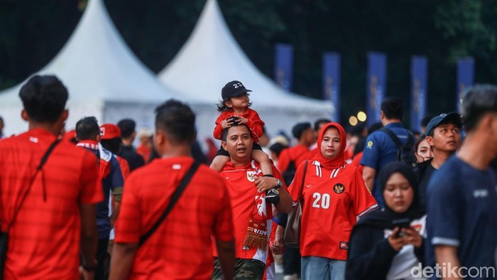 Sejumlah suporter Timnas Indonesia mulai memasuki wilayah ring road Stadion GBK, Jakarta, Kamis (5/6/2025). Kawasan ini hanya bisa dimasuki oleh para suporter yang memiliki tiket.