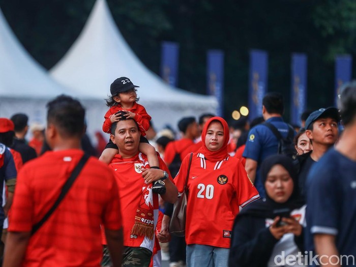 Sejumlah suporter Timnas Indonesia mulai memasuki wilayah ring road Stadion GBK, Jakarta, Kamis (5/6/2025). Kawasan ini hanya bisa dimasuki oleh para suporter yang memiliki tiket.