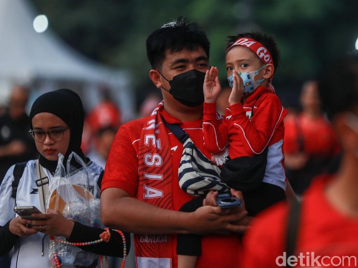 Sejumlah suporter Timnas Indonesia mulai memasuki wilayah ring road Stadion GBK, Jakarta, Kamis (5/6/2025). Kawasan ini hanya bisa dimasuki oleh para suporter yang memiliki tiket.