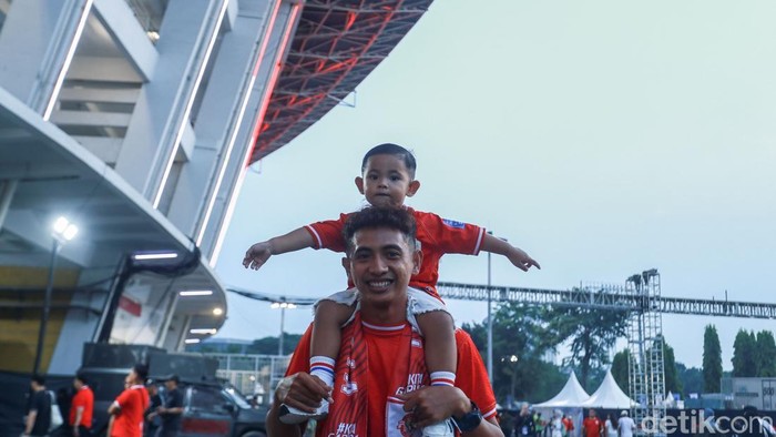 Sejumlah suporter Timnas Indonesia mulai memasuki wilayah ring road Stadion GBK, Jakarta, Kamis (5/6/2025). Kawasan ini hanya bisa dimasuki oleh para suporter yang memiliki tiket.