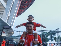 Para garuda cilik ini tampak digendong oleh orang tuanya, meski laga akan berlangsung pada pukul 20.45 WIB, namun para suporter tampak antusias untuk masuk ke dalam stadion lebih awal. 