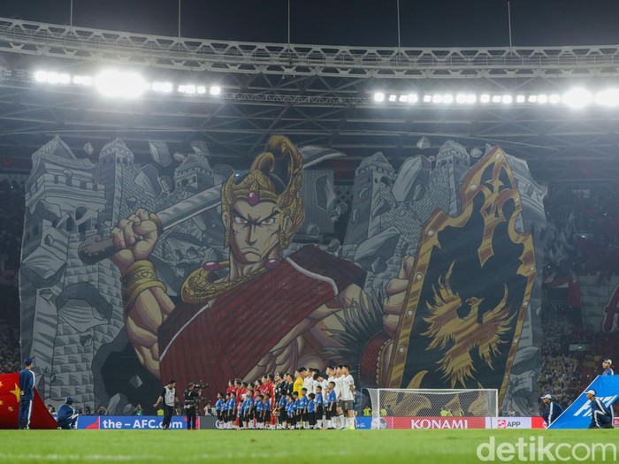 Sejumlah suporter kompak mengenakan jas hujan berwarna merah dan putih saat menjelang kick off babak pertama di Stadion GBK, Jakarta, Kamis (5/6/2025).