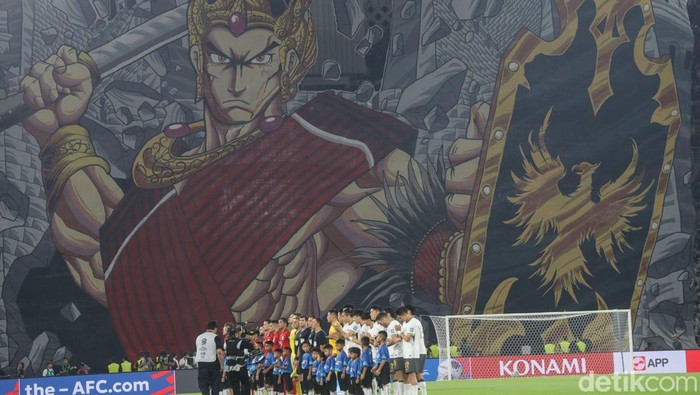 Sejumlah suporter kompak mengenakan jas hujan berwarna merah dan putih saat menjelang kick off babak pertama di Stadion GBK, Jakarta, Kamis (5/6/2025).