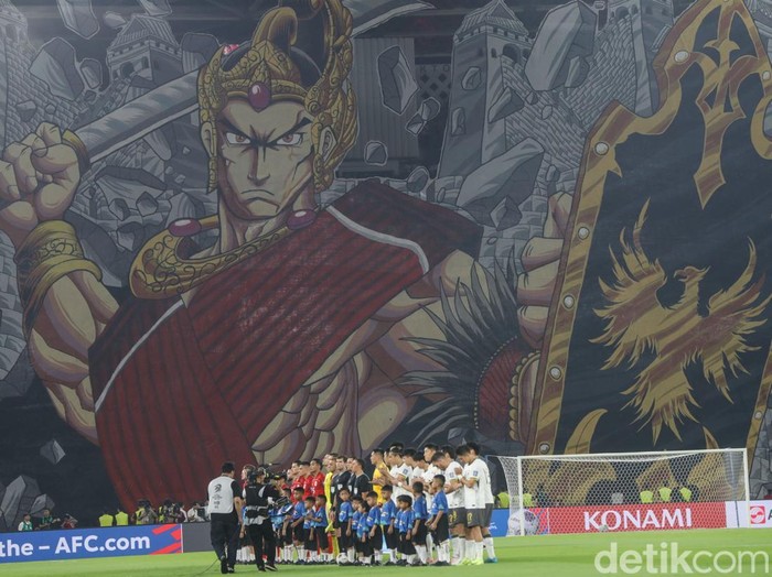 Sejumlah suporter kompak mengenakan jas hujan berwarna merah dan putih saat menjelang kick off babak pertama di Stadion GBK, Jakarta, Kamis (5/6/2025).