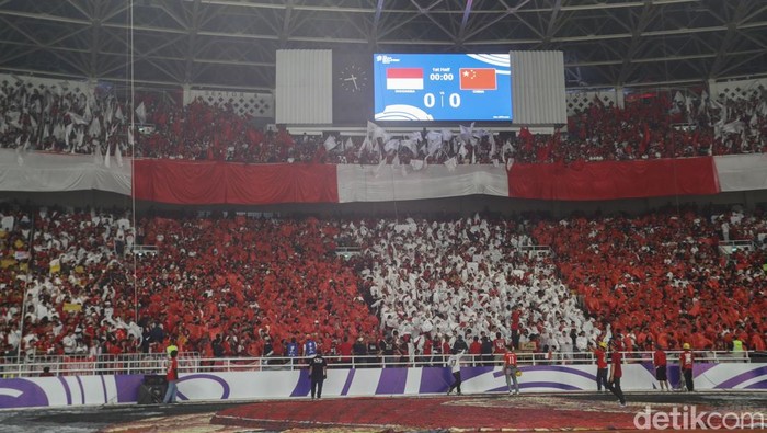 Sejumlah suporter kompak mengenakan jas hujan berwarna merah dan putih saat menjelang kick off babak pertama di Stadion GBK, Jakarta, Kamis (5/6/2025).