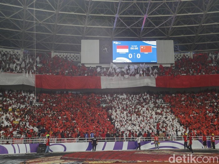 Sejumlah suporter kompak mengenakan jas hujan berwarna merah dan putih saat menjelang kick off babak pertama di Stadion GBK, Jakarta, Kamis (5/6/2025).