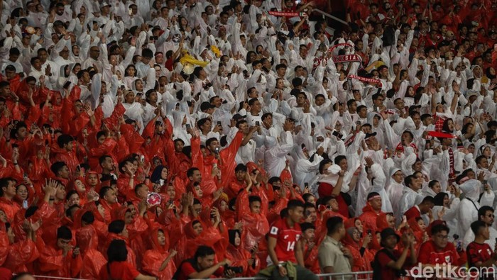 Potret Gatot Kaca Bertameng Dibentangkan di GBK Sejumlah suporter kompak mengenakan jas hujan berwarna merah dan putih saat menjelang kick off babak pertama di Stadion GBK, Jakarta, Kamis (5/6/2025).