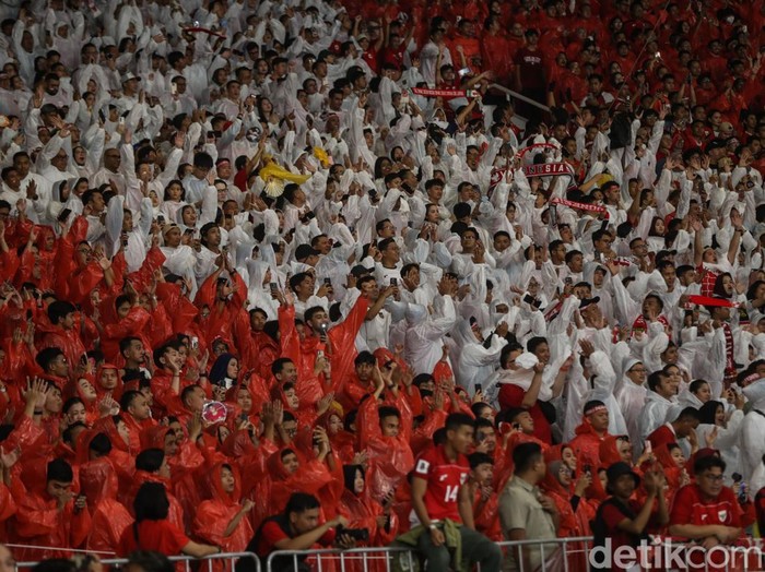 Sejumlah suporter kompak mengenakan jas hujan berwarna merah dan putih saat menjelang kick off babak pertama di Stadion GBK, Jakarta, Kamis (5/6/2025).