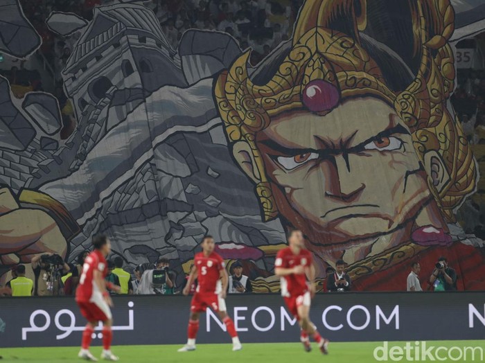 Sejumlah suporter kompak mengenakan jas hujan berwarna merah dan putih saat menjelang kick off babak pertama di Stadion GBK, Jakarta, Kamis (5/6/2025).