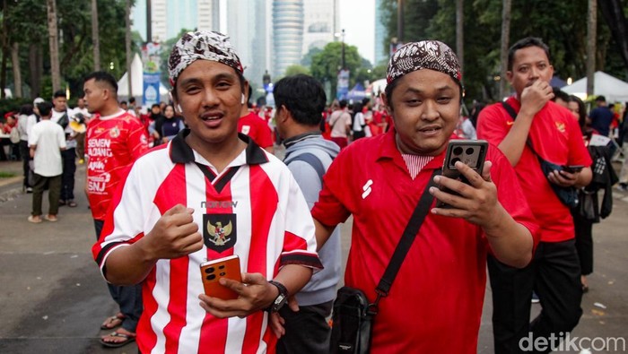Potret Suporter Indonesia Pakai Jersey Anti-Mainstream di GBK Suporter Timnas Indonesia hadir ke GBK, Jakarta, Kamis (5/6/2025) untuk mendukung Timnas Indonesia vs China malam ini.
