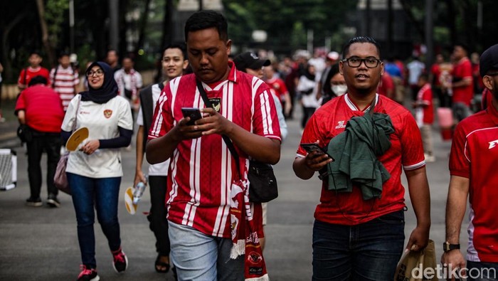 Potret Suporter Indonesia Pakai Jersey Anti-Mainstream di GBK Suporter Timnas Indonesia hadir ke GBK, Jakarta, Kamis (5/6/2025) untuk mendukung Timnas Indonesia vs China malam ini.
