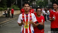 Ada juga yang memakai jersey Timnas Indonesia yang bukan rilisan apparel resmi, Erspo.