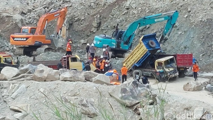 Proses penelusuran korban di lokasi tambang Gunung Kuda