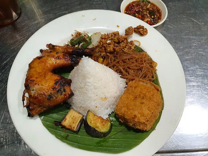 5 Ayam Bakar Rating Tinggi yang Enak Buat Makan Siang