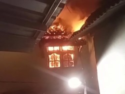 Malam Takbiran, Rumah 2 Lantai di Bogor Kebakaran Malam Takbiran, Rumah 2 Lantai di Bogor Kebakaran