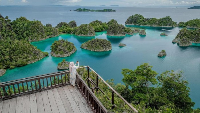 Salah satu spot rekreasi di Raja Ampat, Papua Barat Daya Salah satu spot rekreasi di Raja Ampat, Papua Barat Daya