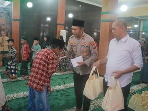 Semringah Puluhan Anak Yatim Dapat Santunan dari Polres Blitar