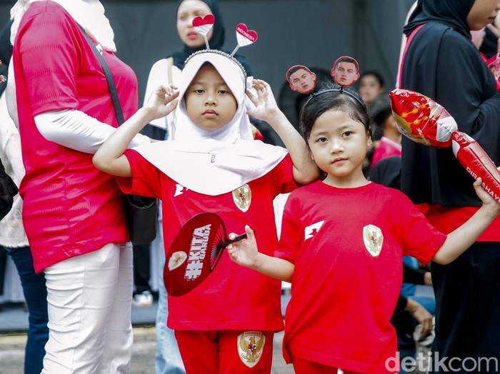 Suporter mulai memadati kawasan Stadion Utama Gelora Bung Karno, Kamis (5/6), jelang laga Timnas Indonesia kontra China di Kualifikasi Piala Dunia.