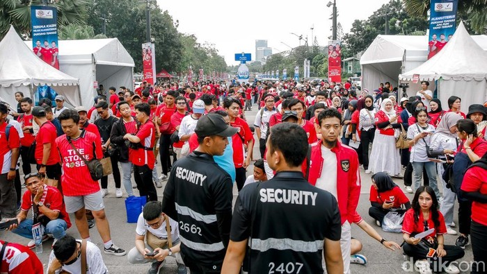 Suporter Padati SUGBK Jelang Laga Timnas Indonesia vs China Suporter mulai memadati kawasan Stadion Utama Gelora Bung Karno, Kamis (5/6), jelang laga Timnas Indonesia kontra China di Kualifikasi Piala Dunia.