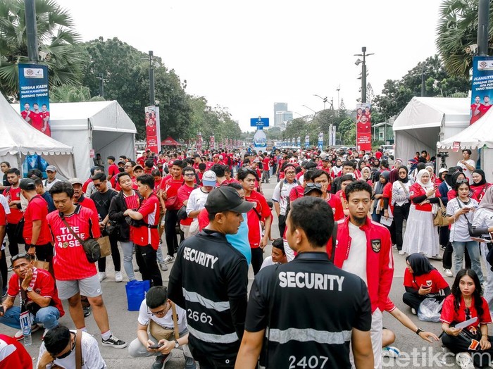 Suporter mulai memadati kawasan Stadion Utama Gelora Bung Karno, Kamis (5/6), jelang laga Timnas Indonesia kontra China di Kualifikasi Piala Dunia.