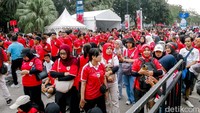 Antrean suporter masih terlihat mengular di sekitar ring stadion, menunggu waktu dibukanya pintu masuk SUGBK.