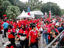 Antrean suporter masih terlihat mengular di sekitar ring stadion, menunggu waktu dibukanya pintu masuk SUGBK.