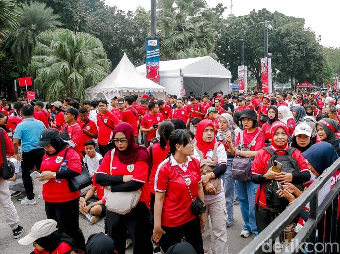 Suporter mulai memadati kawasan Stadion Utama Gelora Bung Karno, Kamis (5/6), jelang laga Timnas Indonesia kontra China di Kualifikasi Piala Dunia.
