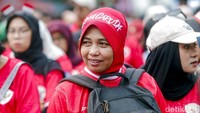 Bendera Merah Putih dan atribut Timnas Indonesia mendominasi suasana di sekitar stadion jelang laga penting kontra China.