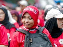 Bendera Merah Putih dan atribut Timnas Indonesia mendominasi suasana di sekitar stadion jelang laga penting kontra China.