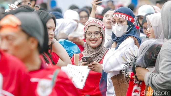 Suporter mulai memadati tempat Stadion Utama Gelora Bung Karno, Kamis (5/6), jelang adu Timnas Indonesia kontra China di Kualifikasi Piala Dunia.
