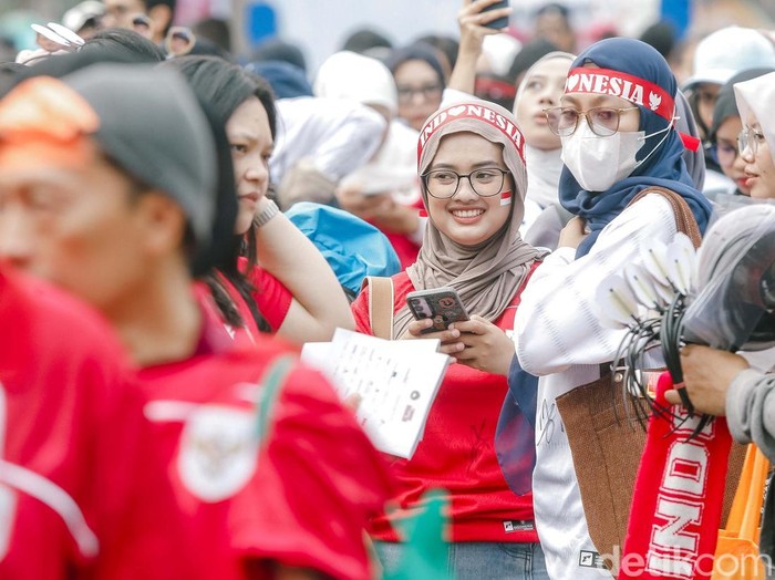 Suporter mulai memadati kawasan Stadion Utama Gelora Bung Karno, Kamis (5/6), jelang laga Timnas Indonesia kontra China di Kualifikasi Piala Dunia.