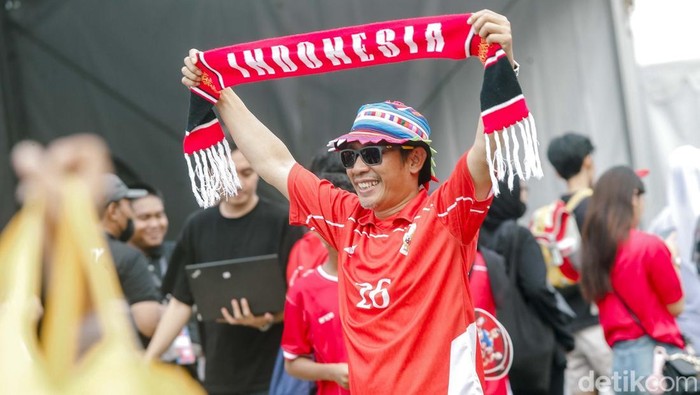 Suporter mulai memadati kawasan Stadion Utama Gelora Bung Karno, Kamis (5/6), jelang laga Timnas Indonesia kontra China di Kualifikasi Piala Dunia.