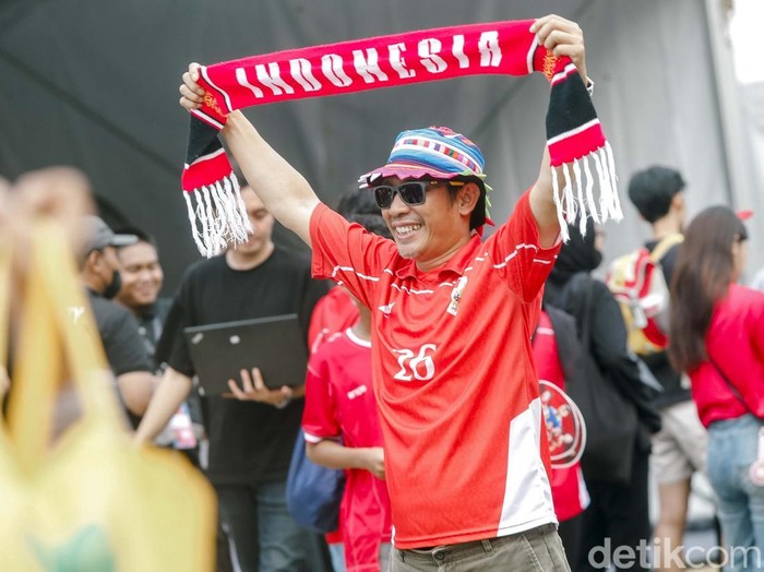 Suporter mulai memadati kawasan Stadion Utama Gelora Bung Karno, Kamis (5/6), jelang laga Timnas Indonesia kontra China di Kualifikasi Piala Dunia.