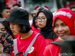 Petugas keamanan menyebut pintu masuk stadion baru akan dibuka pada pukul 17.00 WIB, meski antusiasme suporter sudah memuncak sejak siang.