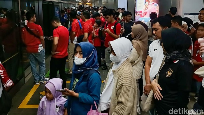 Suporter Timnas Indonesia Merahkan MRT Suporter Timnas Indonesia ramai-ramai menaiki MRT Jakarta usai laga versus Timnas China di GBK, Jakarta, Kamis (5/6/2025). MRT menyediakan jalur khusus bagi suporter yang memiliki tiket pertandingan.