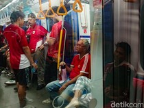 Suporter Indonesia Merahkan MRT Usai Kemenangan Kontra China