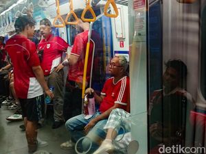 Suporter Indonesia Merahkan MRT Usai Kemenangan Kontra China Suporter Indonesia Merahkan MRT Usai Kemenangan Kontra China